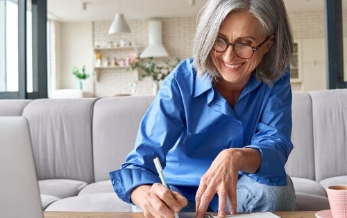 Woman Self-Learning health, wellness & life coaching skills from our accredited health & wellbeing self-study coach training course